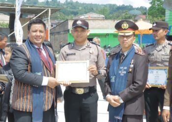 Pemerintah Kabupaten Samosir memberikan penghargaan kepada personil Polres Samosir yang telah memberikan pelayanan terbaik kepada masyarakat. Selasa (27/02/2024).