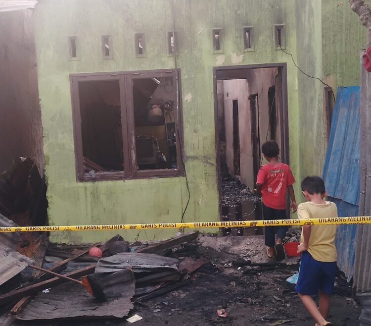 TERBAKAR: Satu rumah permanen di Kota Bangun Medan Deli terbakar, Selasa (27/2/2024).(Ist)