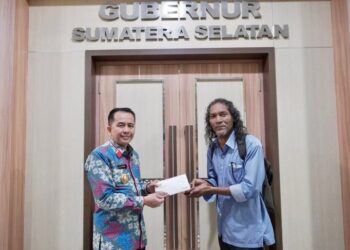 Yudha Marbun (50) seorang pria Tuna Rungu berjalan kaki sejauh 40 kilometer untuk menemui Penjabat (Pj) Gubernur Sumatera Selatan Agus Fatoni. Fatoni menyambut kedatangan Yudha Marbun dengan suka cita di Kantor Gubernur Sumsel, Palembang, Senin (26/2/2024).