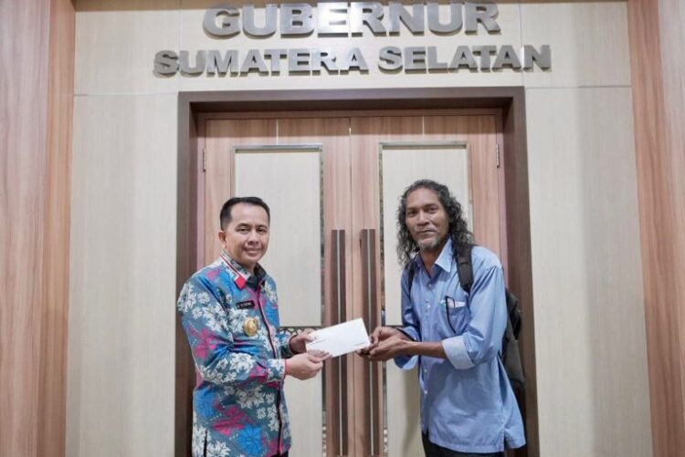 Yudha Marbun (50) seorang pria Tuna Rungu berjalan kaki sejauh 40 kilometer untuk menemui Penjabat (Pj) Gubernur Sumatera Selatan Agus Fatoni. Fatoni menyambut kedatangan Yudha Marbun dengan suka cita di Kantor Gubernur Sumsel, Palembang, Senin (26/2/2024).