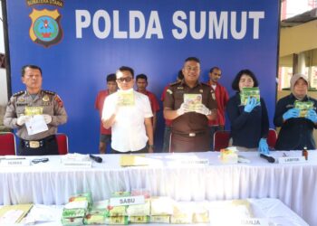 TUNJUKKAN BARANG BUKTI: KBO Dit Reserse Narkoba Polda Sumut, AKBP Ramlan S Ritonga didampingi Kasubbid Penmas, AKBP Sonny Siregar menunjukkan barang bukti narkotika sebelum dimusnahkan, Rabu (28/2/2024). (Foto Dok/ Polda Sumut)