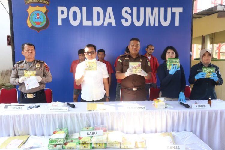 TUNJUKKAN BARANG BUKTI: KBO Dit Reserse Narkoba Polda Sumut, AKBP Ramlan S Ritonga didampingi Kasubbid Penmas, AKBP Sonny Siregar menunjukkan barang bukti narkotika sebelum dimusnahkan, Rabu (28/2/2024). (Foto Dok/ Polda Sumut)