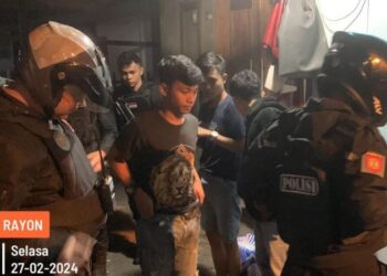 Sekelompok anak muda yang tengah berkumpul sambil mengonsumsi minuman keras, Senin (26/2/2024).