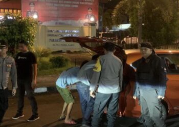Patroli Rayon Samapta Polresta Manado melakukan kegiatan Rutin Yustisi (KRYD) di depan markas polresta Manado untuk memantau arus lalu lintas dan aktivitas masyarakat.