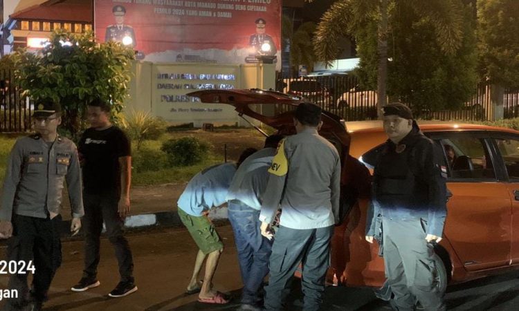 Patroli Rayon Samapta Polresta Manado melakukan kegiatan Rutin Yustisi (KRYD) di depan markas polresta Manado untuk memantau arus lalu lintas dan aktivitas masyarakat.
