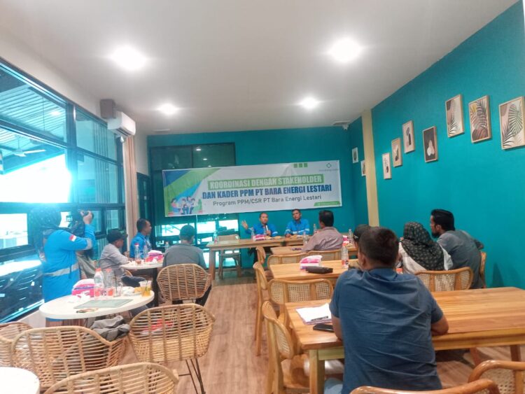 Para Keuchik dan ketua pemuda saat mengikuti rapat koordinasi dengan Stake Holder yang dilaksanakan oleh PT BEL, Rabu(28/02/24) di sebuah caffe kawasan Gampong Simpang Peut, Kecamatan Kuala Kabupaten Nagan Raya.