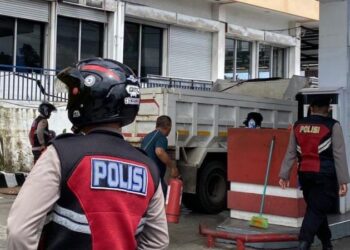 Satuan Samapta melakukan patroli rutin di sekitar wilayah SPBU Paal 2 untuk memantau proses pengisian bahan bakar minyak (BBM) jenis solar
