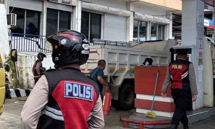 Satuan Samapta melakukan patroli rutin di sekitar wilayah SPBU Paal 2 untuk memantau proses pengisian bahan bakar minyak (BBM) jenis solar
