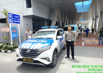 KAWAL: Personel Polda Sumut mengawal delegasi peserta event internasional F1 Powerboat hingga tiba di Balige, Kabupaten Toba, Provinsi Sumatera Utara. (Foto Dok/ Polda Sumut)