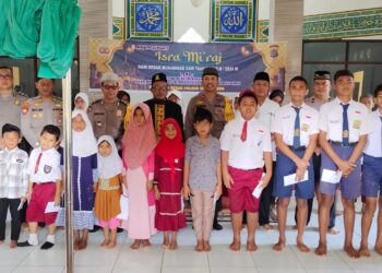 Polres Simalungun menggelar peringatan Isra Mi'raj Nabi Muhammad SAW tahun 1445 H / 2024 M pada hari Rabu, 28 Februari 2024 di Masjid Nur Hidayah Polres Simalungun. Acara yang dimulai pukul 08.30 WIB ini bertemakan “Hikmah Isra Mi'raj Menanamkan Moral dalam Mewujudkan Polri Presisi Siap Mengawal Pemilu Damai" menegaskan pentingnya nilai moral dan kearifan dalam mendukung proses demokrasi.