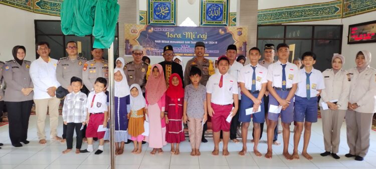 Polres Simalungun menggelar peringatan Isra Mi'raj Nabi Muhammad SAW tahun 1445 H / 2024 M pada hari Rabu, 28 Februari 2024 di Masjid Nur Hidayah Polres Simalungun. Acara yang dimulai pukul 08.30 WIB ini bertemakan “Hikmah Isra Mi'raj Menanamkan Moral dalam Mewujudkan Polri Presisi Siap Mengawal Pemilu Damai" menegaskan pentingnya nilai moral dan kearifan dalam mendukung proses demokrasi.