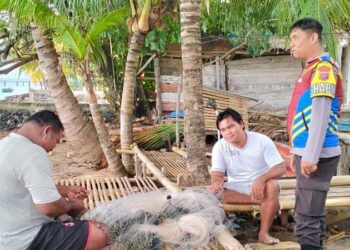 Bhabinkamtibmas dari Polsek Pulau Bunaken, Bripka Muhammad Usman, menunjukkan dedikasi yang kuat terhadap tugasnya dengan melakukan kegiatan sambang dan penyuluhan di Kelurahan Manado Tua Dua
