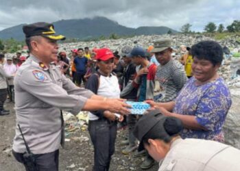Personel Polrersta Manado melaksanakan pembagian makanan di TPA Tempat Pembuangan Akhir Sumompo, Kelurahan Buha, Kecamatan Mapanget, Kota Manado, dilaksanakan kegiatan “Slum Area” yang bertujuan memberikan bantuan kepada masyarakat setempat, Rabu (28/2/2024).