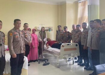 Kepedulian dan semangat kebersamaan terpancar di Polsek Wenang saat Kapolsek Kompol Romel Pontoh, bersama personelnya melakukan kunjungan yang penuh makna ke rekan sesama anggota yang sedang menjalani perawatan di rumah sakit, Selasa (27/2/2024).