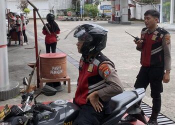 Rayon Gabungan Satuan Samapta melakukan kunjungan inspeksi mendadak ke Stasiun Pengisian Bahan Bakar Umum (SPBU) di Wanea. Tujuan utama dari kunjungan ini adalah untuk memantau potensi antrian solar dan mengantisipasi keberadaan antrian ilegal yang mungkin terjadi di tempat tersebut, Rabu (28/2/2024).