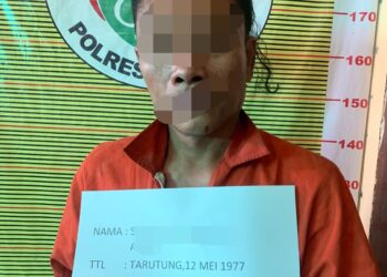 Pelaku SS, yang merupakan seorang wiraswasta berusia 46 tahun dan beralamat di Lingkungan I Ciriung Kelurahan Ciriung Kecamatan Cibinong Kabupaten Bogor, diamankan bersama dengan barang bukti.