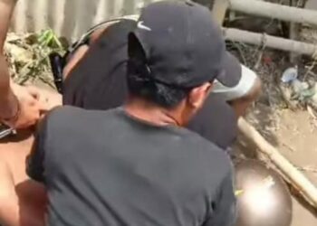 DIAMANKAN: Personel Polisi mengamankan seorang pengedar saat GKN di Jalan PDAM Tirtanadi Gang Musholah / Lembah, Kecamatan Medan Sunggal, Rabu (28/2/2024).(Foto Dok/ Polda Sumut)