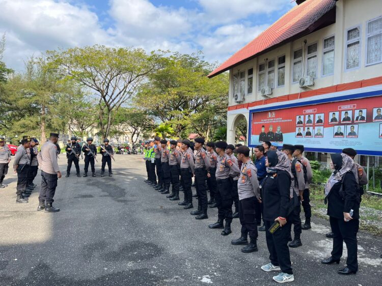 Polres Nagan Raya mengamankan jalannya Rapat Pleno perhitungan suara pemilu 2024 yang dilaksanakan oleh Komisi Independen Pemilihan (KIP). Kamis(29/02/24) di gedung DPRK setempat.