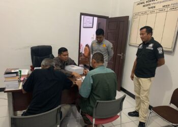 Unit Tindak Pidana Korupsi (Tipidkor), Satuan Reserse dan Kriminal, Polres Nagan Raya menyerahkan dua orang tersangka dan berkas perkara tindak pidana korupsi di Desa Blang Lango, Kecamatan Seunagan Timur, Kabupaten Nagan Raya.