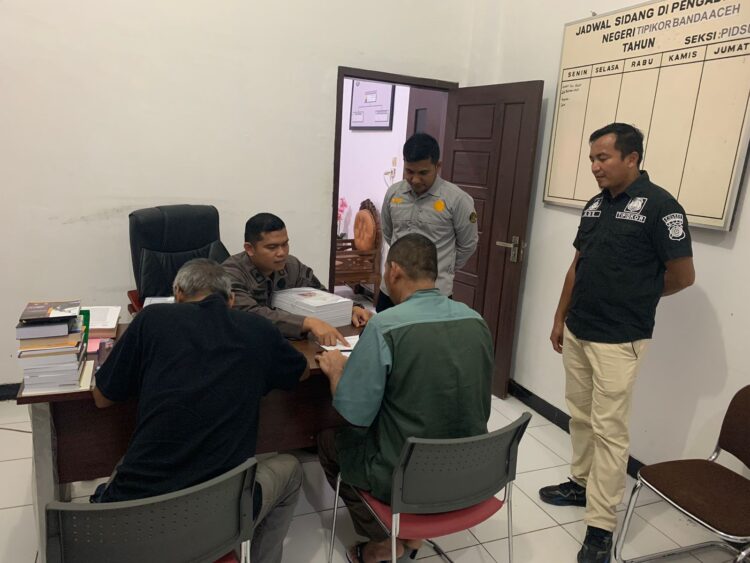 Unit Tindak Pidana Korupsi (Tipidkor), Satuan Reserse dan Kriminal, Polres Nagan Raya menyerahkan dua orang tersangka dan berkas perkara tindak pidana korupsi di Desa Blang Lango, Kecamatan Seunagan Timur, Kabupaten Nagan Raya.