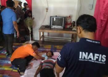 TA = Teguh Ariman

Keterangan Foto
OLAH TKP : Personel Tim Inafis Satreskrim Polres Sergai melakukan olah TKP dan mencek korban tewas diduga gantung diri di kediamannya di Dusun V Desa Seirejo, Kecamatan Seirampah Sergai, Kamia (29/2/2024). (Foto Dok/Humas Polres Sergai)