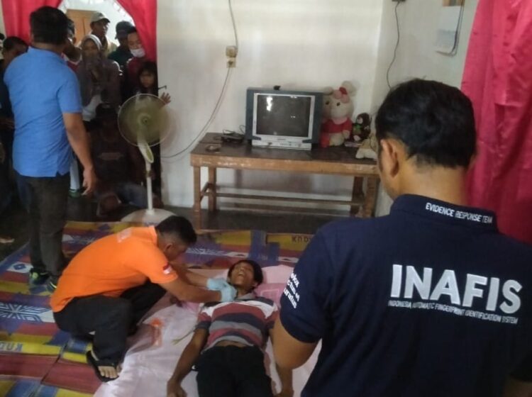 TA = Teguh Ariman

Keterangan Foto
OLAH TKP : Personel Tim Inafis Satreskrim Polres Sergai melakukan olah TKP dan mencek korban tewas diduga gantung diri di kediamannya di Dusun V Desa Seirejo, Kecamatan Seirampah Sergai, Kamia (29/2/2024). (Foto Dok/Humas Polres Sergai)
