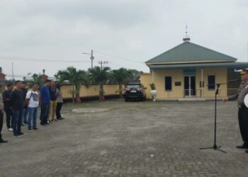 APEL: Kapolsek Patumbak, Kompol Faidir memimpin apel pengamanan kotak suara di Mapolsek Patumbak, Sabtu (10/2/2024). (Foto Dok/ Polsek Patumbak)