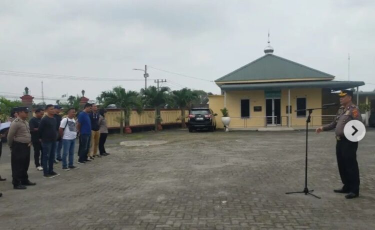 APEL: Kapolsek Patumbak, Kompol Faidir memimpin apel pengamanan kotak suara di Mapolsek Patumbak, Sabtu (10/2/2024). (Foto Dok/ Polsek Patumbak)