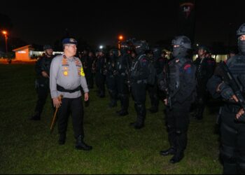 PERIKSA: Kapolda Sumut, Irjen Pol Agung Setya Imam Effendi memeriksa kesiapan personel Brimob dalam rangka pengamanan Pemilu 2024 di wilayan Provinsi Sumatera Utara, Minggu (11/2/2024) malam. (Foto Dok/ Polda Sumut)