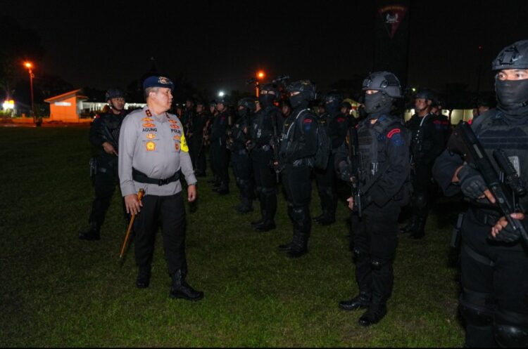 PERIKSA: Kapolda Sumut, Irjen Pol Agung Setya Imam Effendi memeriksa kesiapan personel Brimob dalam rangka pengamanan Pemilu 2024 di wilayan Provinsi Sumatera Utara, Minggu (11/2/2024) malam. (Foto Dok/ Polda Sumut)