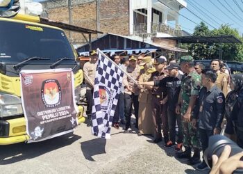 Pelepasan distribusi logistik dihadiri Ketua dan Anggota KIP Nagan Raya, Pj. Bupati, Kapolres, Kajari, mewakili Dandim dan stake holder terkait lainnya. Pelepasan Secara simbolis dilakukan Pj. Bupati Nagan Raya Fitriany Farhas, AP. S.Sos, M.Si didampingi forkopimda dari gudang logistik KIP di desa Blang Sapek, kecamatan Suka Makmue.