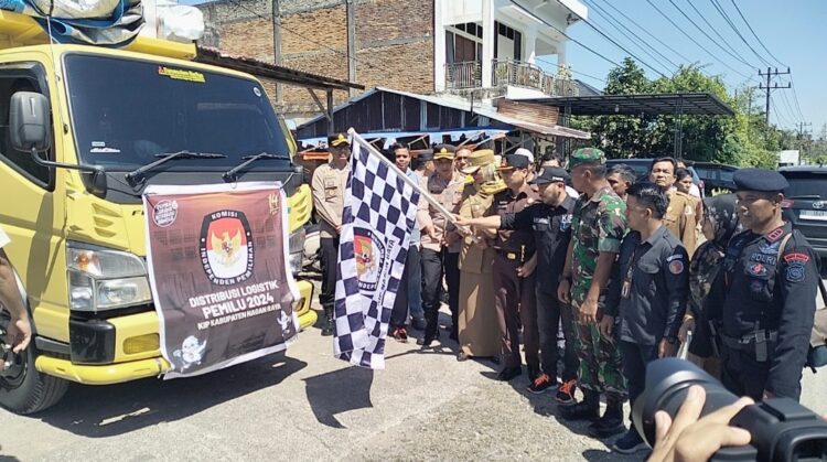 Pelepasan distribusi logistik dihadiri Ketua dan Anggota KIP Nagan Raya, Pj. Bupati, Kapolres, Kajari, mewakili Dandim dan stake holder terkait lainnya. Pelepasan Secara simbolis dilakukan Pj. Bupati Nagan Raya Fitriany Farhas, AP. S.Sos, M.Si didampingi forkopimda dari gudang logistik KIP di desa Blang Sapek, kecamatan Suka Makmue.
