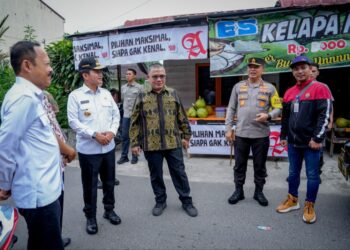 PANTAU: Kapolda Sumut, Irjen Pol Agung Setya Imam Effendi bersama Pj Gubernur Sumut Hassanudin, Pangdam I Bukit Barisan Mayjen TNI Mochammad Hasan serta para pejabat lainnya memantau TPS 013 di Jalan Pintu Air, Kecamatan Medan Kota, Rabu (14/2/2024). (Foto Dok/ Polda Sumut)