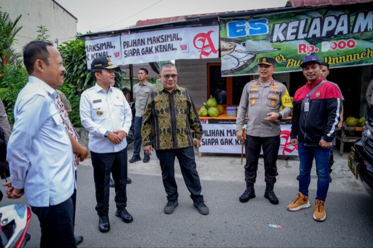 PANTAU: Kapolda Sumut, Irjen Pol Agung Setya Imam Effendi bersama Pj Gubernur Sumut Hassanudin, Pangdam I Bukit Barisan Mayjen TNI Mochammad Hasan serta para pejabat lainnya memantau TPS 013 di Jalan Pintu Air, Kecamatan Medan Kota, Rabu (14/2/2024). (Foto Dok/ Polda Sumut)