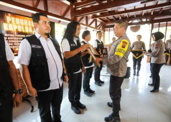 BERI PENGHARGAAN: Kapolda Sumut, Irjen Pol Agung Setya Imam Effendi, memberikan penghargaan berupa piagam kepada personel Subdit III Jatanras Direktorat (Dit) Reskrimum Polda Sumut di Mapolda Sumut, Sabtu (17/2/2024). (Foto Dok/ Polda Sumut)