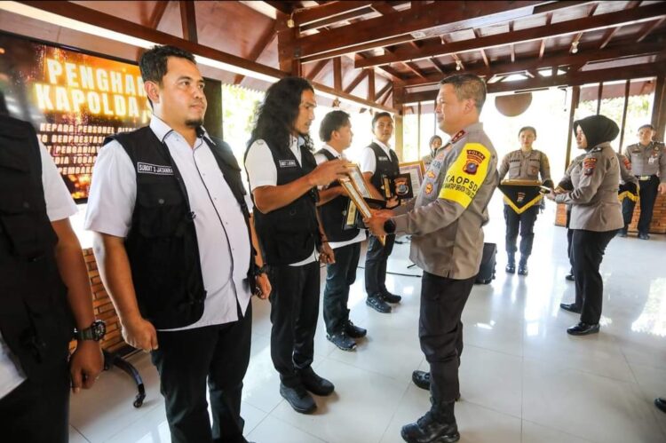 BERI PENGHARGAAN: Kapolda Sumut, Irjen Pol Agung Setya Imam Effendi, memberikan penghargaan berupa piagam kepada personel Subdit III Jatanras Direktorat (Dit) Reskrimum Polda Sumut di Mapolda Sumut, Sabtu (17/2/2024). (Foto Dok/ Polda Sumut)