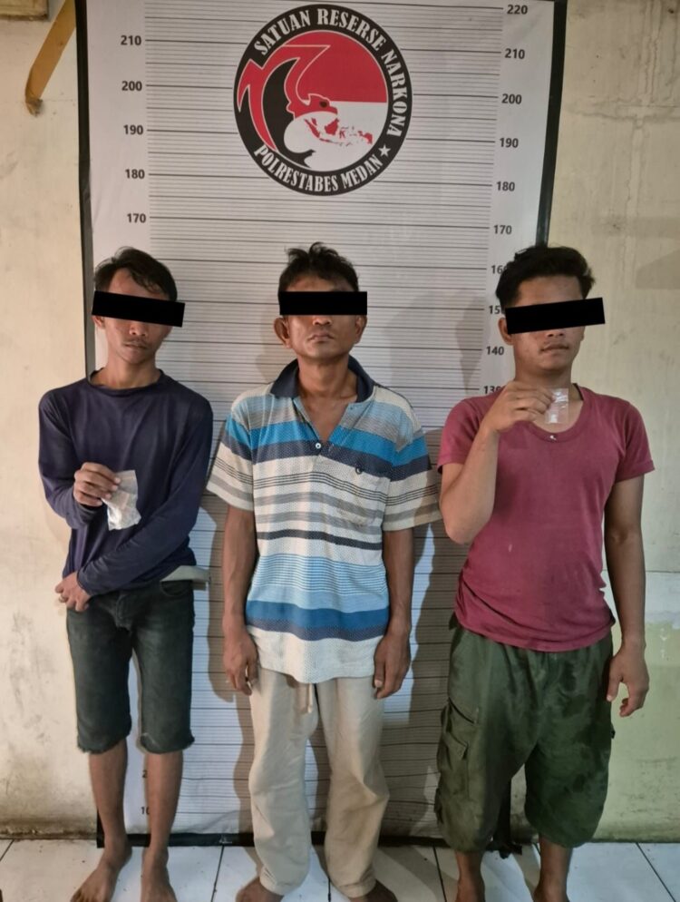 PENGEDAR DAN PEMANTAU: Tiga tersangka pengedar narkoba dan pemantau berinisial SFH, KA dan JF menunjukkan barang bukti sabu dan ganja di Mako Satres Narkoba Polrestabes Medan, Selasa (20/2/2024).(Foto Dok/Satres Narkoba)