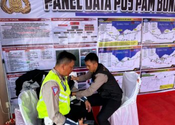 PERIKSA: Tim Satgas Kedokteran Polda Sumut memeriksa personel operasi pengamanan F1 Powerboat di Posko Trauma Center, Pelabuhan Muliaraja, Kota Balige, Kabupaten Toba. (Foto Dok/ Polda Sumut)