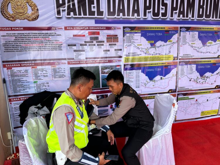 PERIKSA: Tim Satgas Kedokteran Polda Sumut memeriksa personel operasi pengamanan F1 Powerboat di Posko Trauma Center, Pelabuhan Muliaraja, Kota Balige, Kabupaten Toba. (Foto Dok/ Polda Sumut)