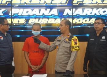 Wakapolres Purbalingga Kompol Donni Krestanto dalam konferensi pers, Jumat (1/3/2024) mengatakan Satresnarkoba kembali mengungkap kasus kepemilikan narkotika jenis sabu. Seorang tersangka berinisial NR (27) warga Kecamatan Bukateja, Purbalingga diamankan berikut barang bukti 0,34 gram narkotika jenis sabu.