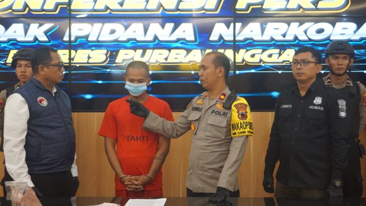 Wakapolres Purbalingga Kompol Donni Krestanto dalam konferensi pers, Jumat (1/3/2024) mengatakan Satresnarkoba kembali mengungkap kasus kepemilikan narkotika jenis sabu. Seorang tersangka berinisial NR (27) warga Kecamatan Bukateja, Purbalingga diamankan berikut barang bukti 0,34 gram narkotika jenis sabu.