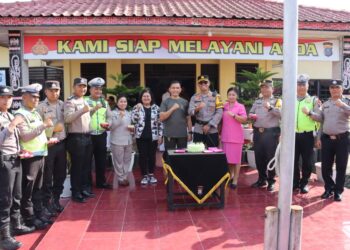 Kapolres Dairi AKBP Agus Bahari, P.A., SIK, SH, M.Si gelar kegiatan perayaan ulang tahun personil yang lahir pada bulan Februari lalu. Adapun kegiatan tersebut digelar di Halaman Mapolres Dairi, Jalan Sisingamangaraja No. 08 Sidikalang Kecamatan Sidikalang Kabupaten Dairi. Jumat (01/03/2024).