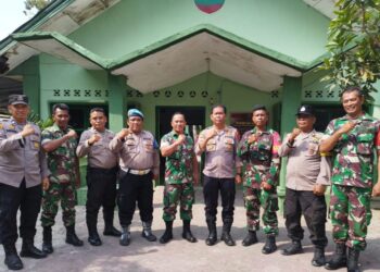BANGUN SINERGITAS : Kapolsek Tanjungberingin, AKP Tobat Sihombing dan jajaran bersama Wadanramil 11 Tanjungberingin Kapten Inf Muzakkir dan jajaran, sepakat membangun dan mempererat sinegitas TNI-Polri di wilayah Kecamatan Tanjungberingin, Jumat (1/3/2024). (Foto Dok/Polsek Tanjungberingin)