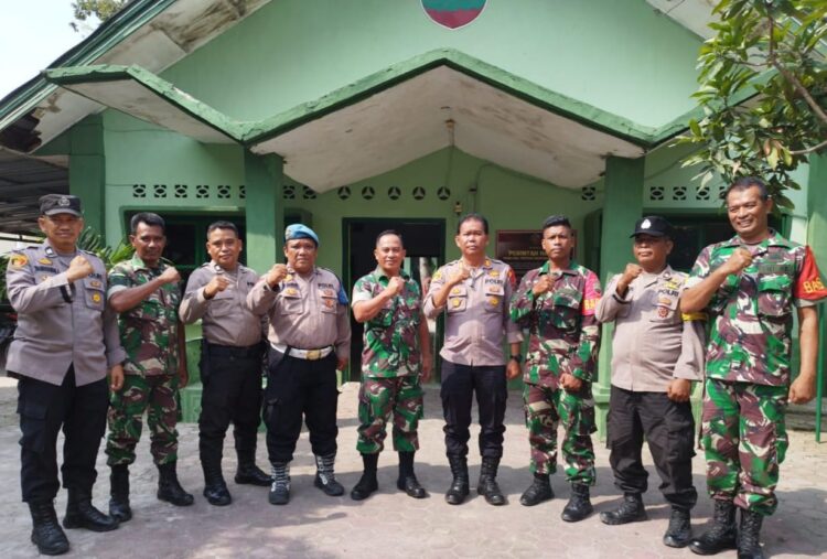 BANGUN SINERGITAS : Kapolsek Tanjungberingin, AKP Tobat Sihombing dan jajaran bersama Wadanramil 11 Tanjungberingin Kapten Inf Muzakkir dan jajaran, sepakat membangun dan mempererat sinegitas TNI-Polri di wilayah Kecamatan Tanjungberingin, Jumat (1/3/2024). (Foto Dok/Polsek Tanjungberingin)