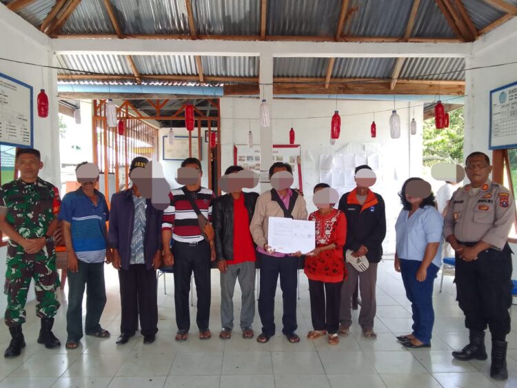 Kapolsek Onanrunggu, AKP Marlan Silalahi memimpin kegiatan mediasi terkait permasalahan penebangan pohon coklat yang terjadi di Desa Onanrunggu Kecamatan Onanrunggu Kabupaten Samosir. Kegiatan ini dihadiri oleh berbagai pihak terkait, termasuk Danramil 02 Nainggolan, Kepala Desa Onanrunggu, Bhabinkamtibmas, Babinsa, Ketua dan Anggota BPD Desa Onanrunggu, serta tokoh masyarakat dan adat setempat, serta pihak yang terlibat dalam permasalahan, yaitu Keluarga OS dengan Keluarga VFAPS. Jumat, (01/03/2024).
