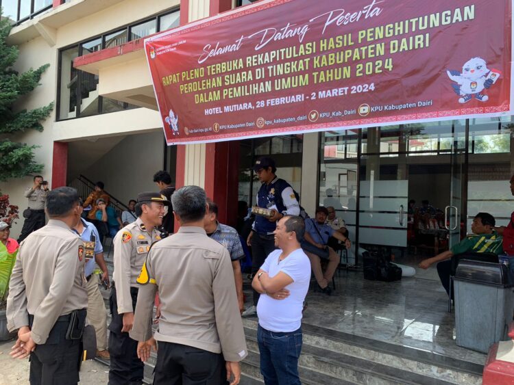 Kapolres Dairi AKBP Agus Bahari, P.A., SIK, SH, M.Si memonitor pelaksanaan Pengamanan Rapat Pleno Terbuka Rekapitulasi Hasil Perhitungan Perolehan Suara di Tingkat Kabupaten Dairi Dalam Pemilihan Umum Tahun 2024.