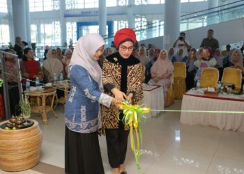 Penjabat (Pj) Ketua Dewan Kerajinan Nasional Daerah (Dekranasda) Kota Sabang, Kamelia Reza Fahlevi, saat meresmikan Gerai Kerajinan Dekranasda Kota Sabang di Pelabuhan Balohan Sabang, Aceh, Jumat (1/3/2024).