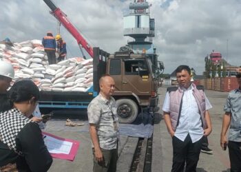Tim Satgas Pangan Bareskrim Polri melakukan pengecekan ke toko ritel modern dan pabrik beras, kali ini kembali mereka menyambangi Pasar Tradisional hingga ke Pelabuhan Boom Baru melihat secara langsung ketersediaan stok beras yang bakal di dalam kapal.