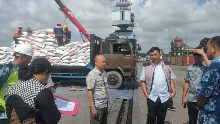 Tim Satgas Pangan Bareskrim Polri melakukan pengecekan ke toko ritel modern dan pabrik beras, kali ini kembali mereka menyambangi Pasar Tradisional hingga ke Pelabuhan Boom Baru melihat secara langsung ketersediaan stok beras yang bakal di dalam kapal.