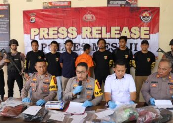 Polres Mesuji menggelar ungkap kasus pembunuhan seorang guru SD di Kecamatan Tanjung Raya, Mesuji, Lampung, Jumat (1/3/2024).